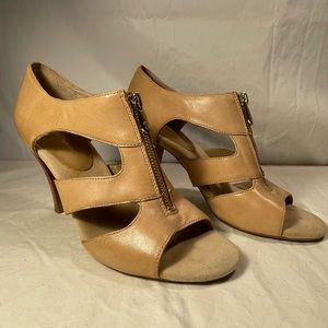 Put on your dancing shoes! Beige / tan leather party sandals. Size 8.